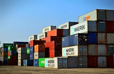 kontainer gudang freight forwarding dan logistik