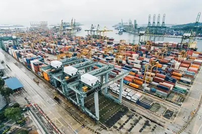 aerial view freight forwarding dan logistik di pelabuhan