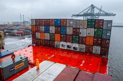 foto kapal freight forwarding dan logistik