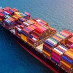 Aktivitas pengiriman cargo laut dari Surabaya untuk distribusi bisnis nasional