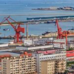 Proses pengiriman barang ke Amerika menggunakan kontainer di pelabuhan internasional.