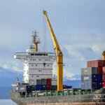 Kontainer cargo laut di pelabuhan untuk pengiriman barang dalam jumlah besar dengan biaya lebih ekonomis