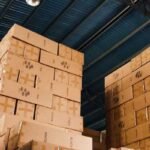 Ilustrasi pengukuran dimensi paket untuk menghitung volume barang dalam proses pengiriman logistik
