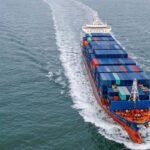 Proses pengemasan dan pengiriman barang jarak jauh menggunakan layanan logistik yang aman dan terpercaya
