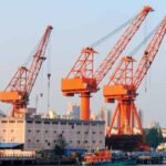 Proses pengiriman barang ke Arab menggunakan kontainer di pelabuhan internasional sebelum dikirim ke Timur Tengah.