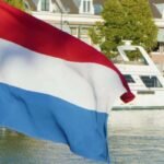 Proses pengiriman barang ke Belanda menggunakan kontainer di pelabuhan sebelum diberangkatkan melalui jalur laut.
