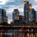 Proses pengiriman barang ke Jerman menggunakan kontainer di pelabuhan internasional sebelum diberangkatkan menuju Eropa.