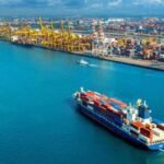 Kapal cargo bersiap berlayar dari pelabuhan setelah proses loading kontainer selesai dilakukan.