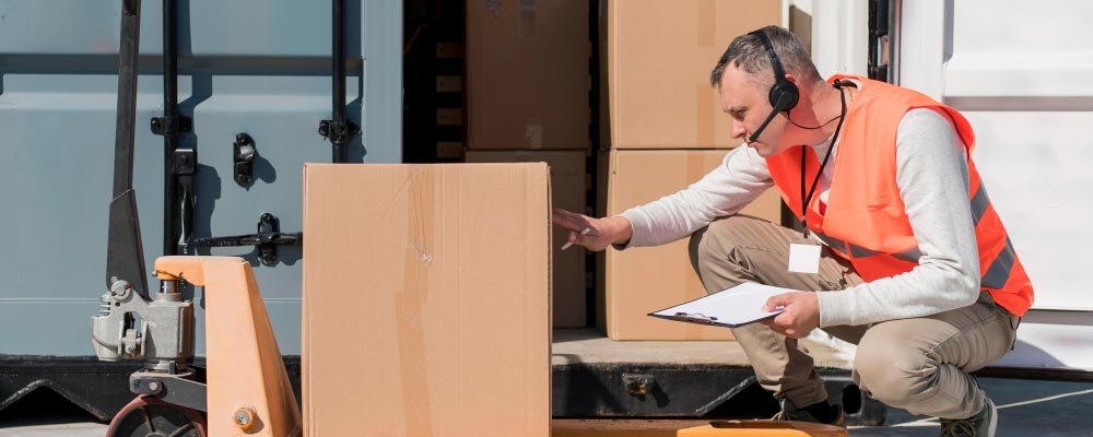 Proses Loading Unloading Barang yang Mendukung Distribusi