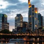 Proses pengiriman kontainer cargo dari Indonesia ke Jerman melalui jalur laut untuk kebutuhan perdagangan internasional.